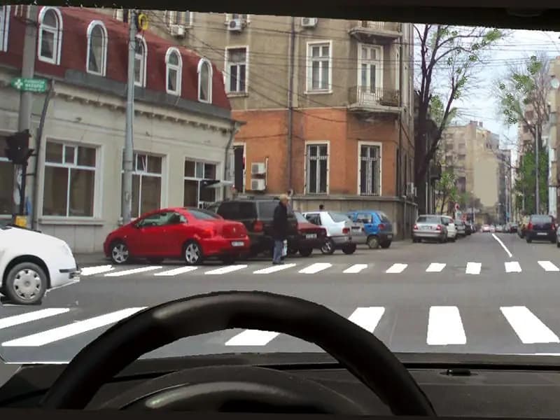 Viraţi la stânga în intersecţie. Cum procedaţi?