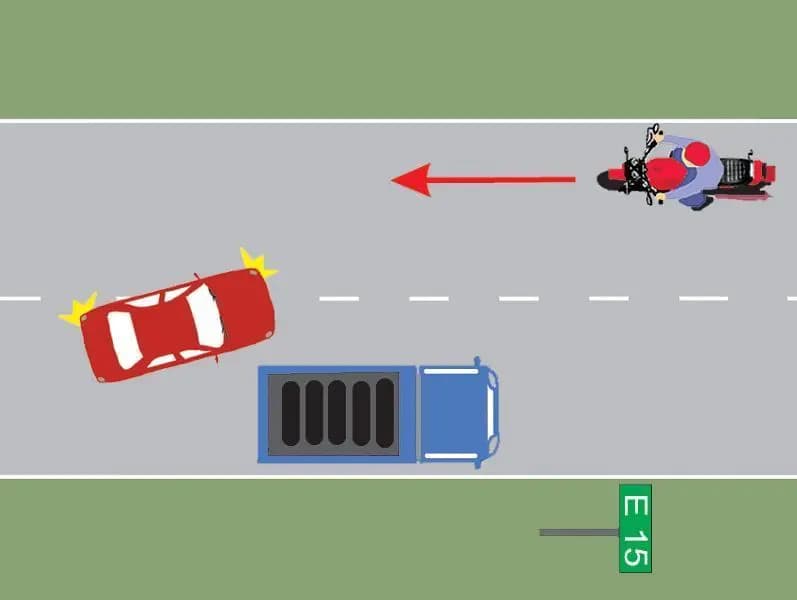 Conducatorul autocamionului din imagine a executat regulamentar oprirea?