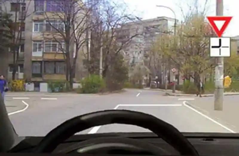 Cui trebuie să acorzi prioritate în situaţia dată?